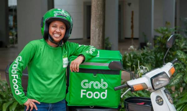 Ira memilih kerjaya sebagai penghantar makanan melalui syarikat GrabFood kerana waktu kerja yang fleksibel.