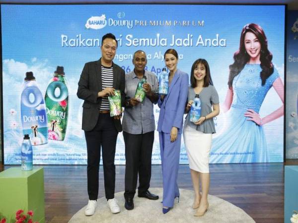 Dari kiri: Pengurus Jualan Nasional P & G, Goh Kok How; Pengurus Bahagian Pemasaran & Komunikasi Jenama Mydin, Gurubaran; Scha Alyahya dan Maya Nguyen semasa majlis pelancaran Downy Natural Aqua Ocean dan Downy Secret Garden.