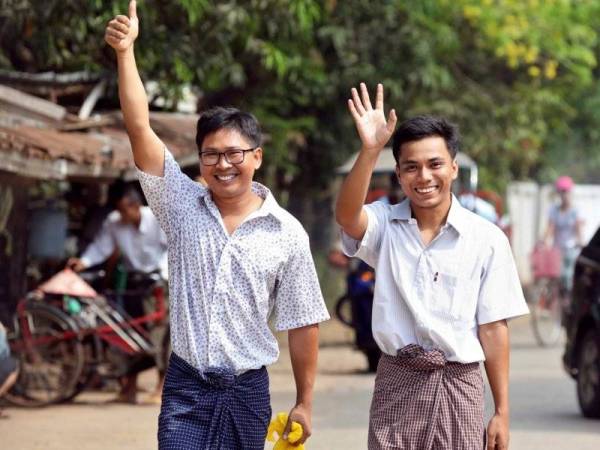 Lone (kiri) dan Soe Oo tersenyum gembira ketika melangkah keluar dari Penjara Insein di Yangon hari ini.