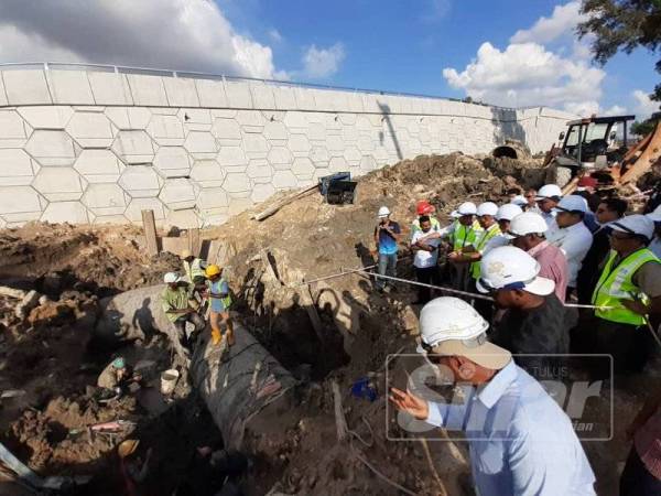 Amirudin dibawa meninjau lokasi kerja pembaikan tiga paip utama yang pecah berhampiran Projek West Coast Expressway Banting-Taiping hari ini.