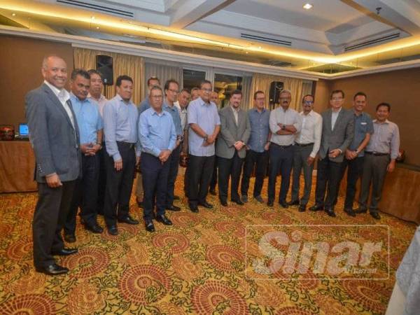 Amir Hamzah bergambar dengan Pengarang-pengarang media ketika di Majlis Berbuka Puasa Pengurusan TNB bersama Pengarang-pengarang Media di Hotel Majestic. - Foto Sinar Harian SHARIFUDIN ABDUL RAHIM