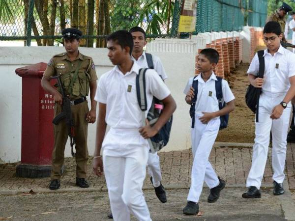 Pihak berkuasa berkawal di luar sekolah selepas ia dibuka semula, semalam. - Foto: AFP