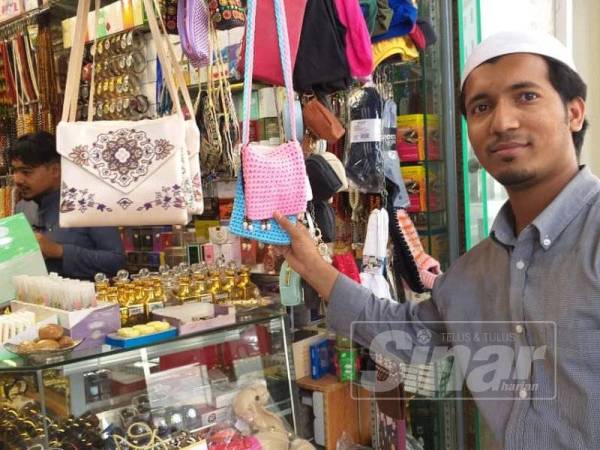 Mohd Akhtar di kedai yang diusahakannya di Madinah.