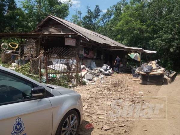 Antara premis yang diperiksa polis IPD Kuala Pilah kelmarin.