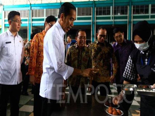 Jokowi (tengah) bersama rombongan pengiring beliau ketika mengadakan lawatan ke beberapa wilayah di Kalimantan.