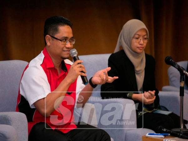 Dr Abdul Muizz ketika menjelaskan pelbagai gejala kegagalan jantung semasa forum, bersama Ahli Farmasi, Dr Wardati Mazlan Kepli.