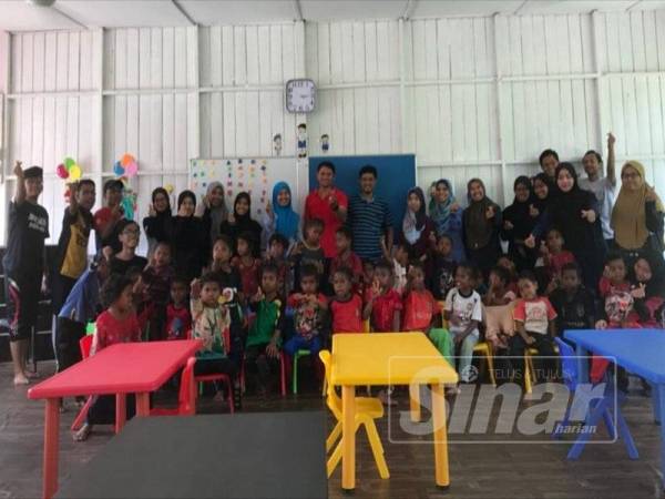 Kakitangan Perpustakaan UniSZA bersama anak anak orang asli di Aring Lima.