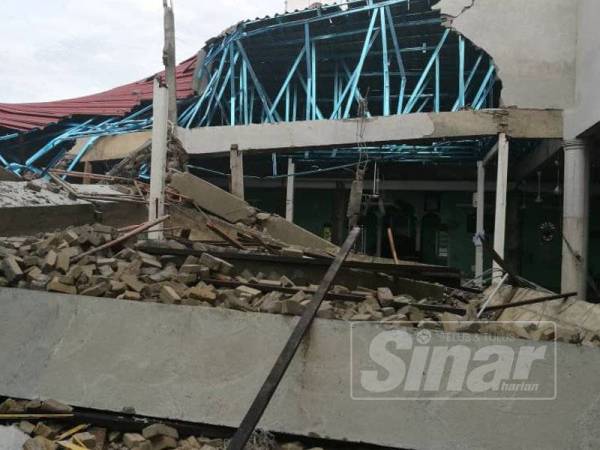 Menara kubah di tapak kubah masjid yang sedang dibina runtuh ketika hujan lebat.