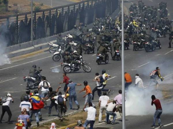 Penyokong pembangkang bertempur dengan tentera yang setia kepada Presiden Nicolas Maduro di Caracas.