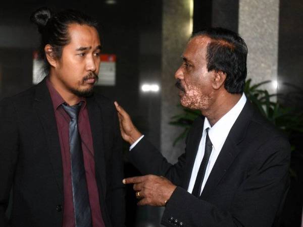 Saksi, bekas wartawan Malay Mail Arulldas Sinnappan (kanan) bersama jurufoto akhbar itu Sayuti Zainudin sebaik keluar dari bilik prosiding selepas selepas memberi keterangan pada sesi pendengaran awam Suruhanjaya Siasatan Diraja (RCI) mengenai penemuan kem penempatan sementara dan kubur di Wang Kelian, Perlis, yang memasuki hari ketujuh di Dewan Gemilang Kementerian Dalam Negeri (KDN), hari ini. - Foto Bernama