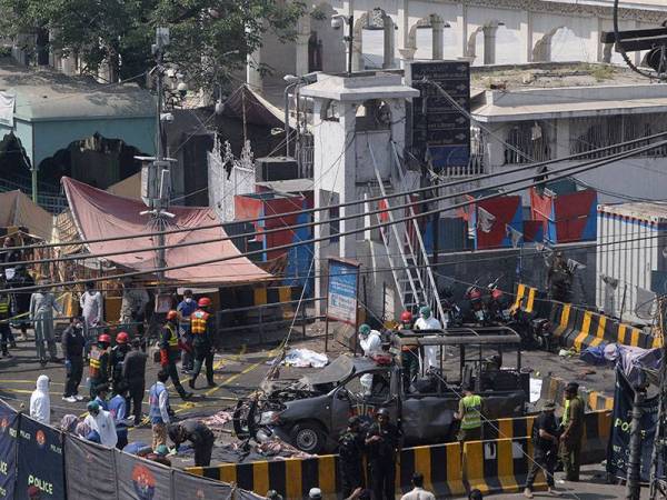 Anggota pasukan keselamatan Pakistan memeriksa lokasi kejadian di luar sebuah masjid Sufi di bandar Lahore, Pakistan, serangan hari ini mengorbankan sekurang-kurangnya 10 orang dan mencederakan 24 yang lain.
