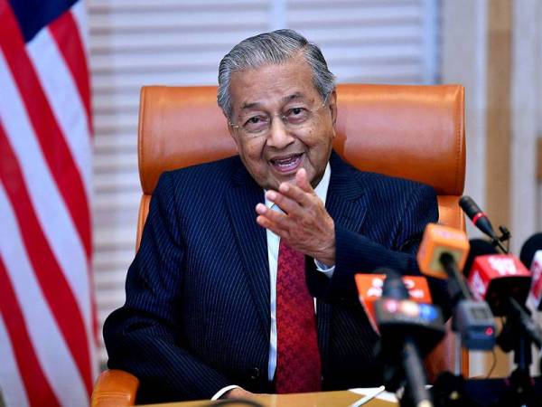 Perdana Menteri Tun Dr Mahathir Mohamad semasa sidang media khas sempena setahun pemerintahan kerajaan Pakatan Harapan di Bangunan Perdana Putra baru-baru ini. - Foto Bernama