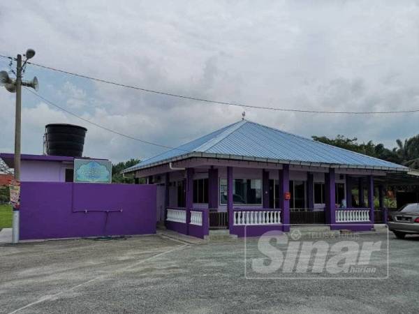 Surau Taman Pasak Indah yang dimohon untuk dinaik taraf sebagai masjid bagi memudahkan penduduk menunaikan solat Jumaat. 