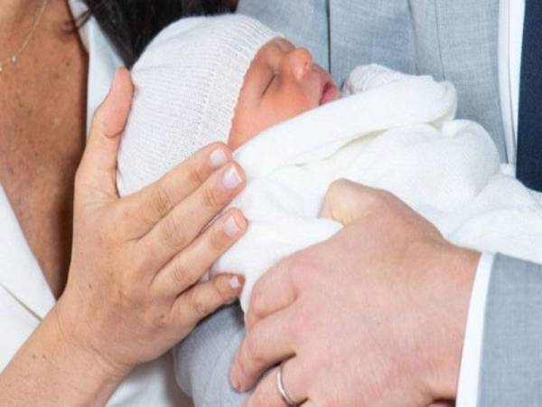 Wajah bayi comel pasangan Duke dan Duchess of Sussex yang diperkenalkan semalam.