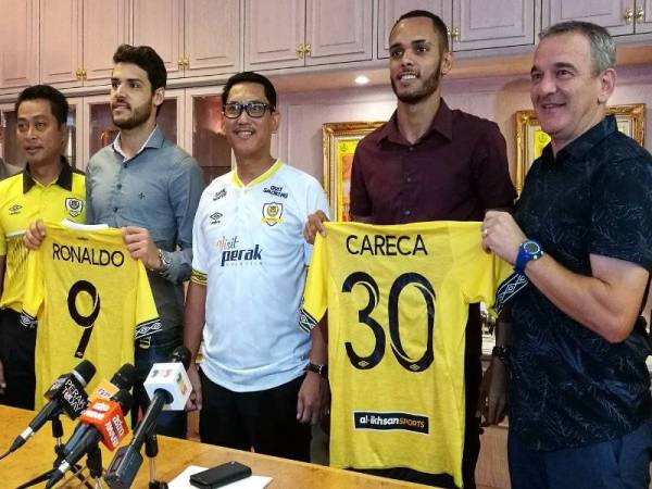 Ahmad Faizal tengah bersama Ronaldo dan Careca pada sidang media berkenaan.