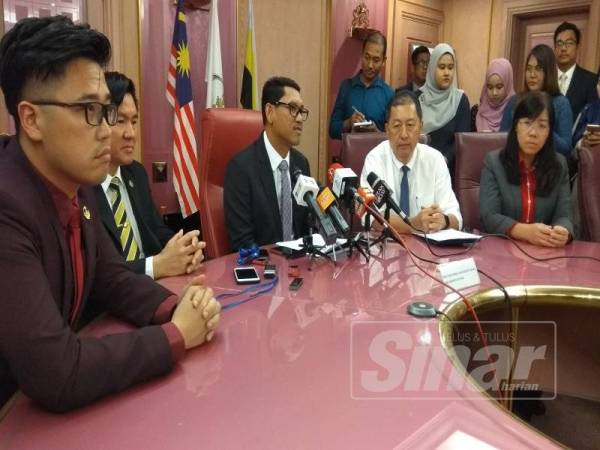 Ahmad Faizal (tengah) bersama barisan exco kerajaan negeri dan Soon Hong (dua dari kanan) pada sidang media, di sini hari ini.