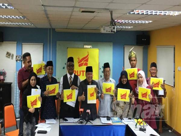 Ibrahim (lima dari kiri) menunjukkan logo Parti Putra bersama barisan ahli jawatankuasa Putra selepas sidang akhbar mengenai kelulusan parti itu hari ini