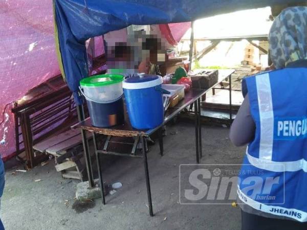 Dua lelaki ditahan di sebuah gerai di Senawang kerana tidak puasa.