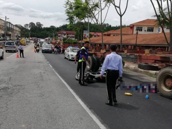 Polis ketika melakukan siasatan kemalangan di Kilometer 355 Jalan Kuala Lumpur - Kota Bharu hari ini. FOTO - POLIS