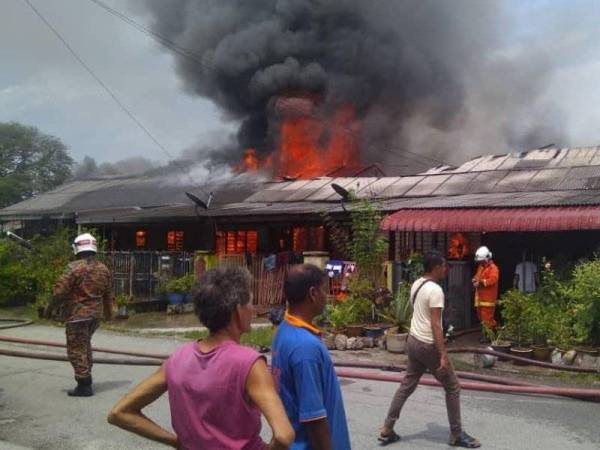 Suasana ketika api sedang marak membakar deretan rumah di Kampung Sungai Pak Kalong. FOTO - PEMBACA SINAR HARIAN