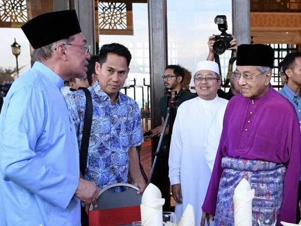 Perdana Menteri Tun Dr Mahathir Mohamad beramah mesra bersama Presiden Parti Keadilan Rakyat (PKR) Datuk Seri Anwar Ibrahim (kiri) pada Majlis Berbuka Puasa Dan Kesyukuran Sambutan Ulang Tahun Pertama Kemenangan Rakyat di Masjid Putra hari ini. Foto: Bernama