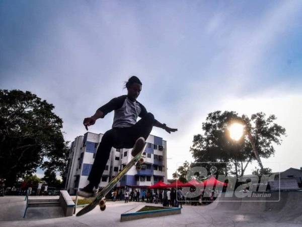 Pak'din menunjukkan aksinya dalam permainan skateboarding.