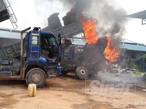 Sebuah lori milik syarikat pembinaan di Kampung Telok Gong, Klang dibakar, semalam, dipercayai bermotifkan dendam.