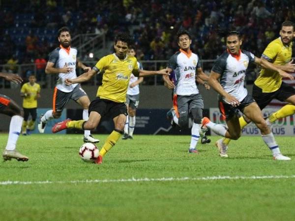 Pemain Perak Norhakim Hassan cuba melepasi kawalan pertahanan PKNP FC pada aksi suku akhir pertama di Stadium MPM 3 Mei lalu. - Foto Perak FA