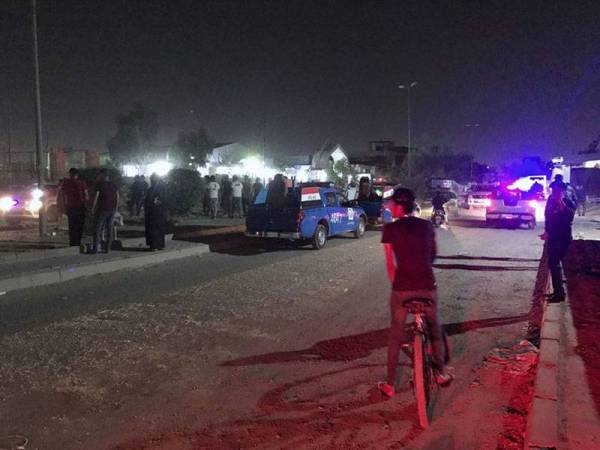 Pasukan keselamatan Iraq dan orang awam berkumpul di lokasi serangan bom bunuh diri di Baghdad semalam. - FOTO AP