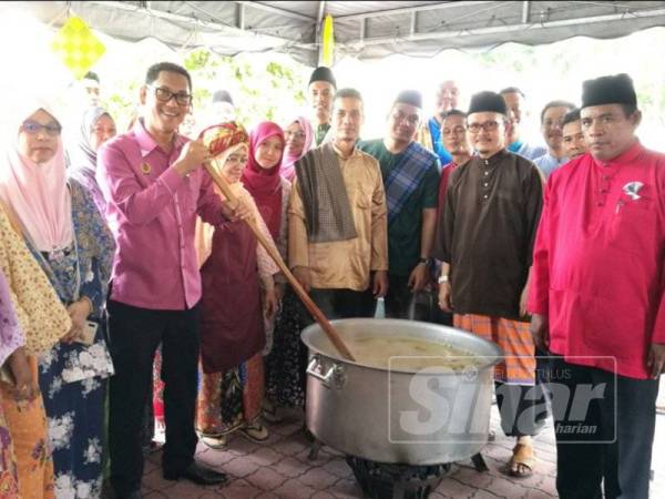 Ahmad Faizal mengacau bubur lambuk sempena program Penyediaan Bubur Lambuk Peringkat Majlis Bandaraya Ipoh (MBI) di Dataran MBI, hari ini.