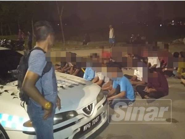 Polis mengeluarkan 97 saman atas pelbagai kesalahan lalu lintas dalam operasi di Jalan Bandat Tasik Puteri, Gombak malam tadi.