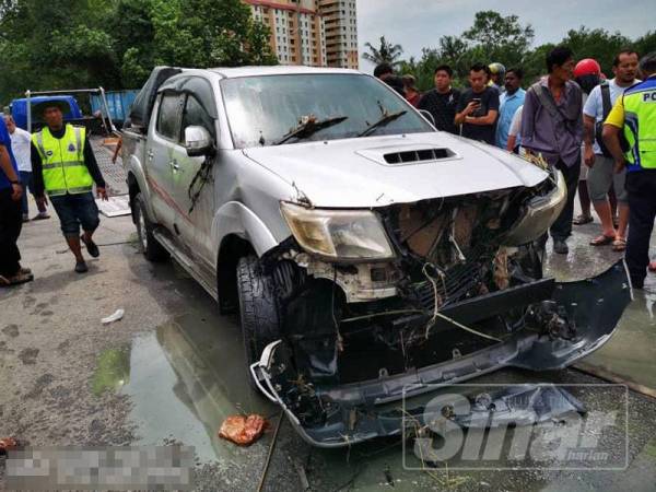 Polis terpaksa menggunakan kren untuk mengangkat pacuan empat roda yang ditemui terjunam di dalam Sungai Perai berhampiran Ampang Jajar di sini petang semalam.