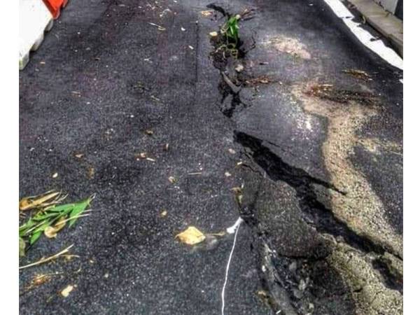 Keadaan di Jalan Bukit Lama yang retak selepas beberapa hari hujan lebat di Pulau Pinang (Foto: Kiriman pembaca)