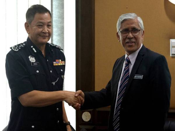 Ketua Pengarah Pusat Governans Integriti dan Anti Rasuah Nasional (GIACC) Tan Sri Abu Kassim Mohamed (kanan) bersalaman dengan Ketua Polis Negara Datuk Seri Abdul Hamid Bador selepas mempengerusikan mesyuarat bersama persatuan polis berkaitan penubuhan suruhanjaya bebas aduan dan salah laku polis di Bilik Mesyuarat Utama, Pejabat GIACC Bangunan Perdana Putra hari ini.- Bernama