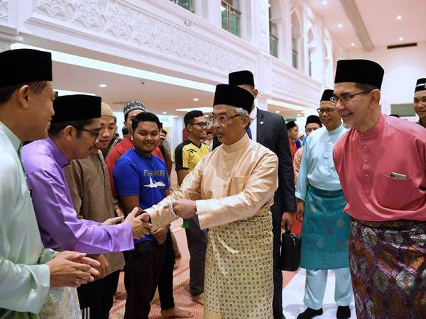 Al-Sultan Abdullah Ri&#039;ayatuddin Al-Mustafa Billah Shah (tengah) yang juga Canselor UiTM beramah mesra bersama pelajar selepas menunaikan Solat Maghrib pada Majlis Berbuka Puasa di Masjid Al-Wathidu Billah Tuanku Mizan Zainal Abidin UiTM hari ini. -Foto Bernama