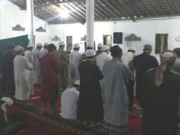 Solat tarawih di Masjid Agung Al-Fatah, daerah Karas, Magetan mengambil masa lapan jam. -Foto Liputan6