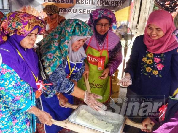 Pengunjung berpeluang belajar teknik membuat makanan tradisi Pahang.
