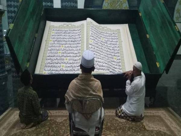 Masjid di Banyuwangi tadarus guna  al  Quran  gergasi