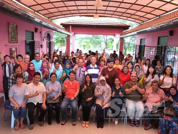 Cai Tung (duduk, tengah) bersama warga pertubuhan kebajikan PDK DUN Johor Jaya.
