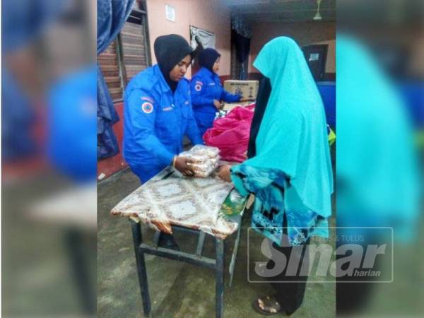 Angkatan Pertahanan Awam membantu mengedarkan makanan untuk sahur kepada mangsa banjir awal pagi tadi.