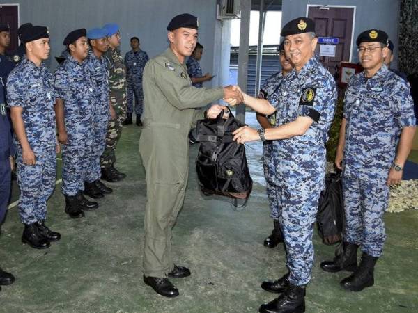 Panglima Operasi Udara Leftenan Jeneral Datuk Seri Abdul Mutalib Ab Wahab (dua, kanan) menyerahkan bungkusan Hari Raya kepada salah seorang Pegawai PBOU pada Majlis Penyampaian Bungkusan Hari Raya di Pusat Bantuan Operasi Udara (PBOU) Tawau semalam. - Foto Bernama
