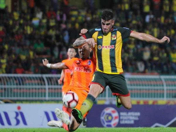 Fernando (kanan) melorongkan bola ke arah Bauman sebelum disudahkan dengan baik oleh penyerang itu untuk meletakkan Kedah terlebih dahulu di hadapan pada minit ke-16.- Foto MOHD ASYRAF