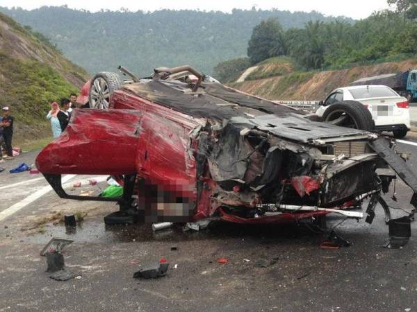 Keadaan kereta terbabit yang terbabas dalam kemalangan di KM172.2 LPT hala Kuala Lumpur pagi tadi. - Foto Ihsan bomba
