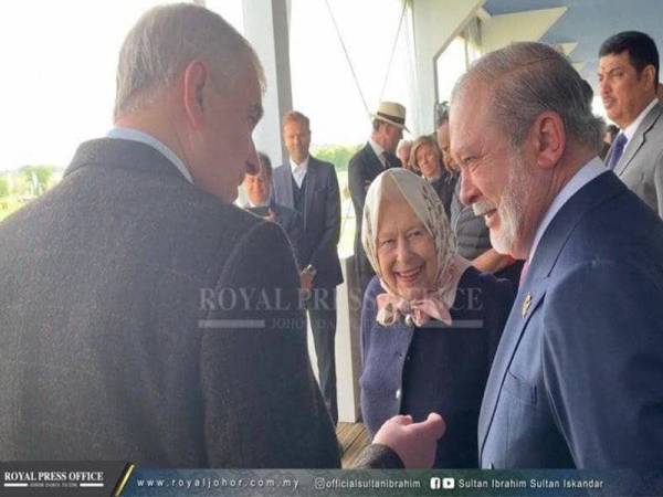 Sultan Ibrahim (kanan) beramah mesra bersama Ratu Elizabeth II (dua dari kiri) dan Putera Andrew (kiri) pada majlis itu. - Foto Royal Press Office