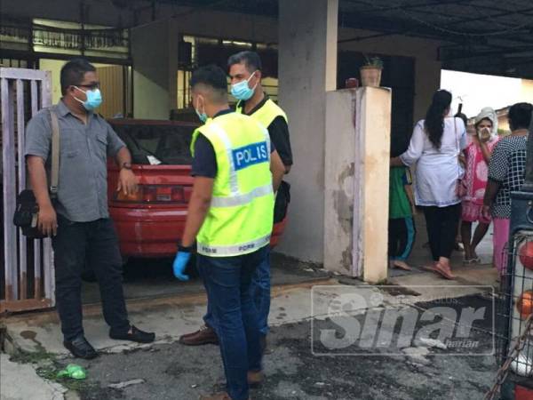 Anggota polis melakukan siasatan berhubung penemuan mayat seorang lelaki.
