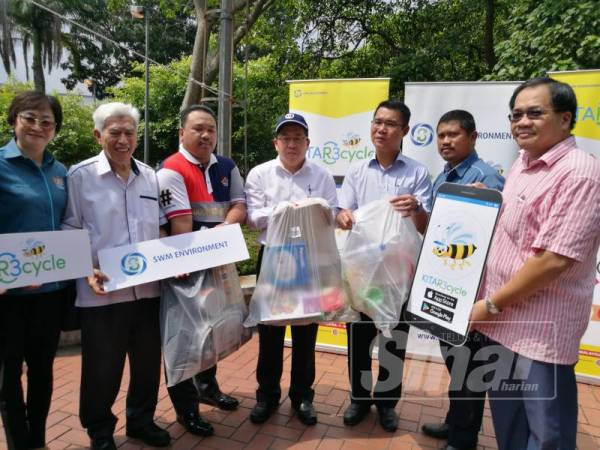 Chen Choo (tengah) bersama Adun Skudai, Tan Hong Ping (tiga,kanan) dan Pengurus Besar Korporat SWM Environment, Mohd Norlisam Mohd Nordin (dua, kanan) ketika majlis perasmian program KITAR3cycle di sini hari ini.