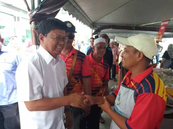 Asmuni (kiri) beramah mesra dengan peniaga Bazar Ramadan Silibin, semalam. 