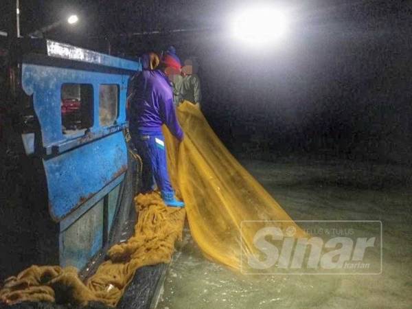 Bot kenka, lima nelayan dan semua barang rampasan dibawa ke Jeti Pasukan Polis Marin Batu Uban untuk tindakan lanjut.