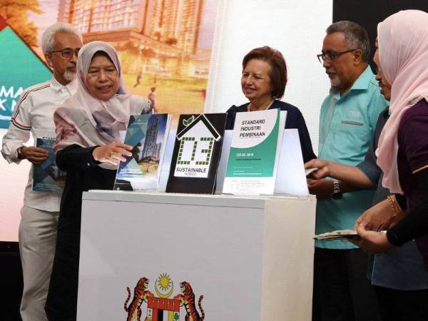 Menteri Perumahan Dan Kerajaan Tempatan Zuraida Kamaruddin (dua, kiri) melancarkan Buku Dasar Perumahan Mampu Milik Negara 'Perumahan Untuk Semua' dan Buku Standard Industri Pembinaan pada majlis Pelancaran Dasar Perumahan Mampu Milik Negara (DRMM) di Elmina Central Park, U16, hari, ini. Foto: Bernama