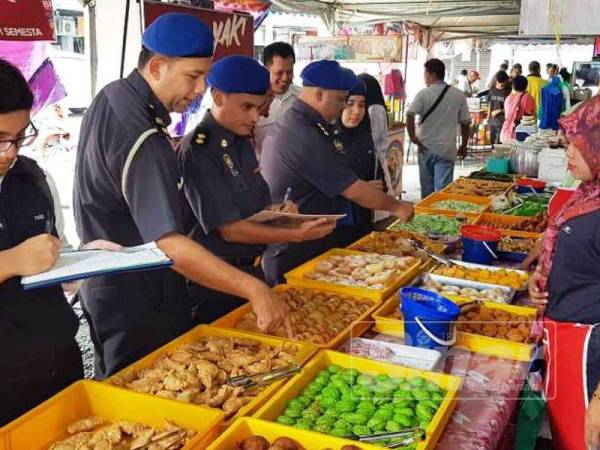 Anggota penguatkuasa KPDNHEP Taiping bekerjasama dengan kakitangan Pejabat Kesihatan Daerah LMS menjalankan pemeriksaan gerai bazar Ramadan di Taiping semalam.